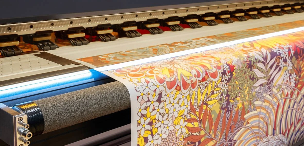 What are the features of digital textile printing equipment